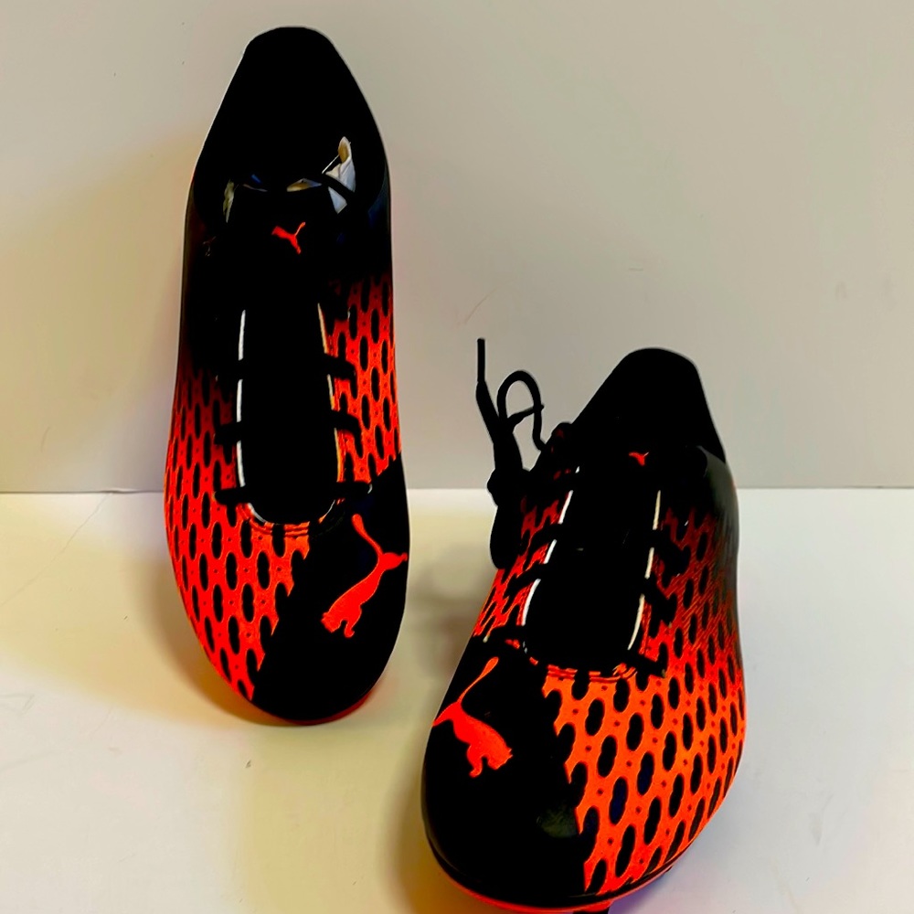 PUMA Spirit III FG Jr  Black Smoking Orange Cleats.    Junior  Size 6.5